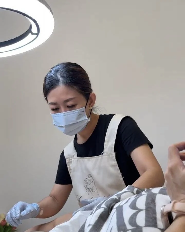 愛米戴口罩與手套進行熱蠟除毛服務